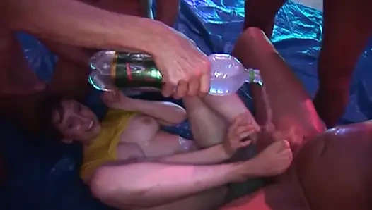 Reife brünette weit von flaschen und fäusten im gangbang gedehnt