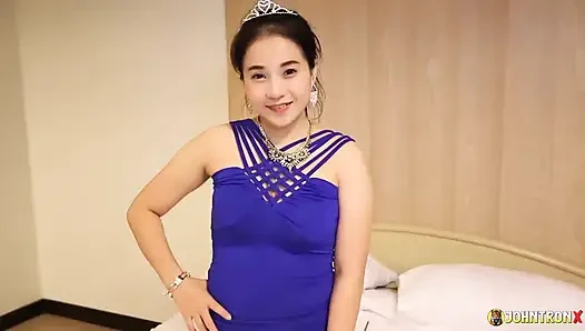 Johntronx - cewek cantik dengan gaun malam hari dan sepatu hak tinggi dicrot di dalam