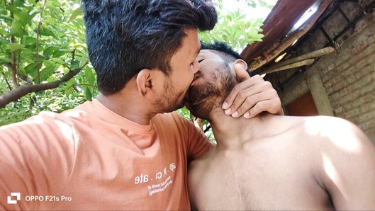 Couple indien gay de Bihar et tamoul, pipe et masturbation, gros cuisinier monstrueux du village - voix hindi