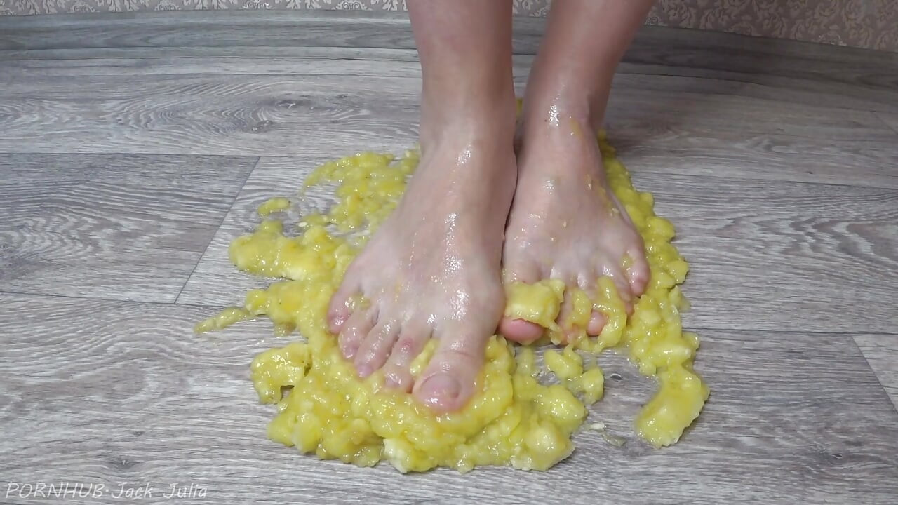 Babe with nice legs, crush a banana with her feet, perfect footjob ending