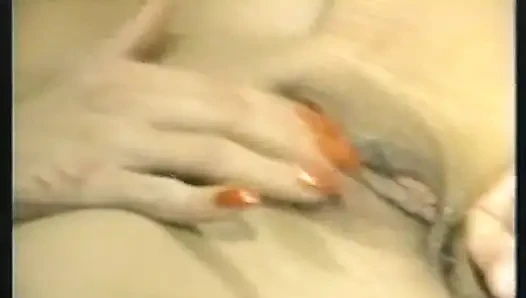 Sıska kaltak iki sikiş deliğini büyük yarak darbeleri ile parçalatıyor