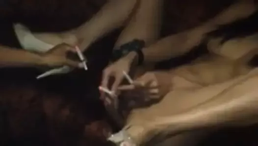Une chatte asiatique fume deux cigarettes
