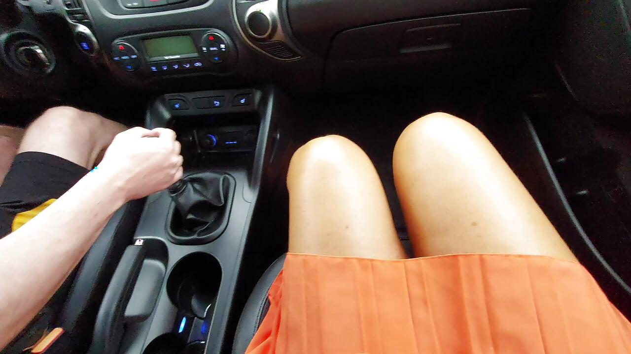 Hot MILF in heels and sexy legs seduces the taxi driver in the morning.