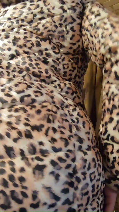 Mega milf Milfycalla krijgt een lading sperma op een gezwollen jasje!