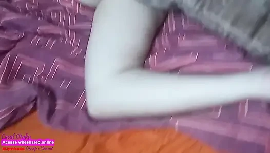 Istri menikmati suami yang memalukan dengan kontol monster