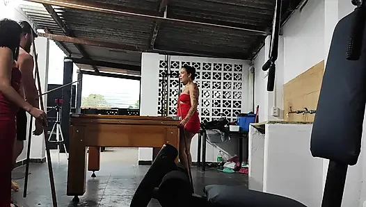 Bermain biliar dengan saudara tiri, dua ekor besar