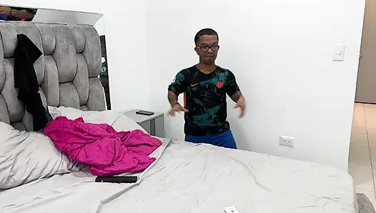 Pemijat muda dan menarik ngentot istri kliennya dengan ganas tapi dia nggak tau kalau dia suka ngeliat istrinya lagi dientot.