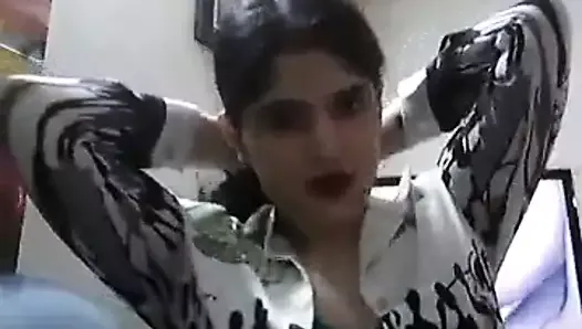 Иранская девушка показывает тело - 2