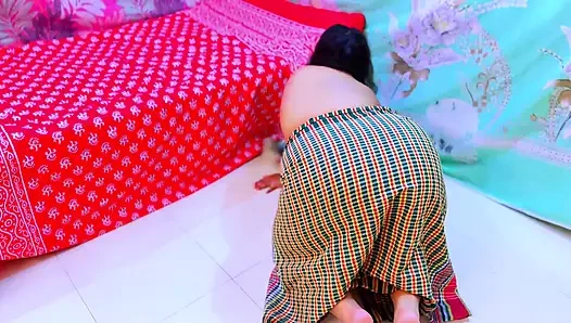 Красивая полуголая горячая мачеха застряла под кроватью и показывает ее большую задницу, чтобы сделать меня горячим для получения анального траха