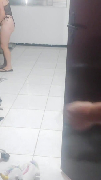 Snažan trenutak iz "Domaćica se žali tehničaru da njezin muž nije primijetio njezino novo donje rublje. Ona ga oblači"