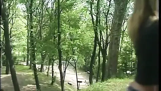 Junge blonde schlampe in einem park abgeholt gibt einen schönen blowjob