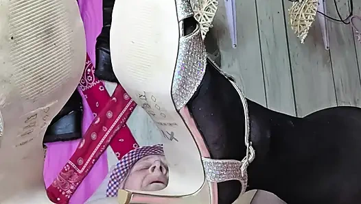 Cewek nakal dengan sepatu hak tinggi dientot sama 12 cowok di toko