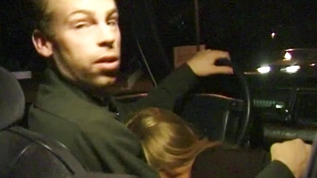 Versaute Taxifahrt: Heiße Blondine im Auto und auf dem Sofa
