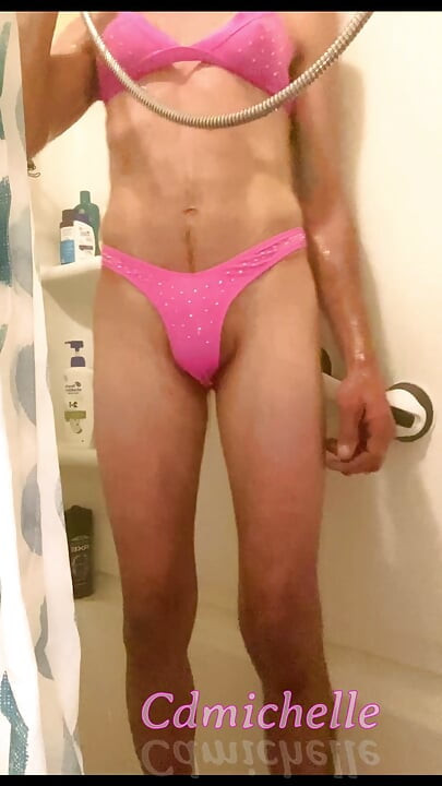 Cdmichelle neemt een douche in een sexy roze bikini
