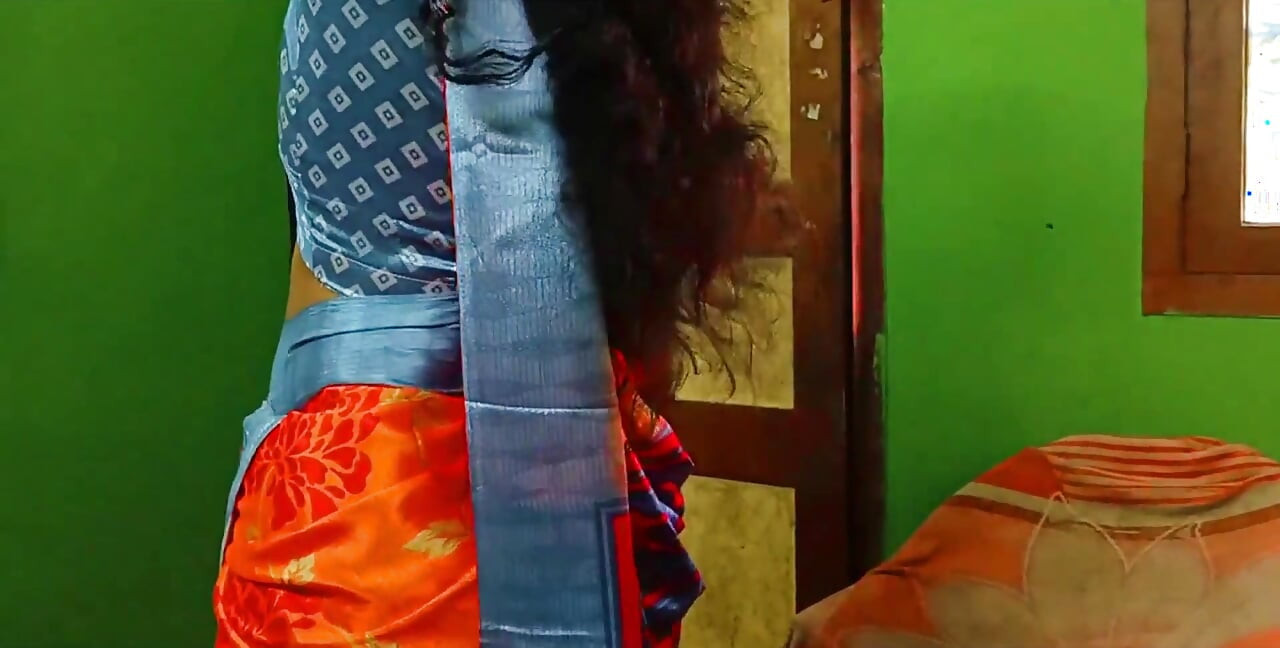 Ammu después de cambiarse el vestido del baño mostrando tetas