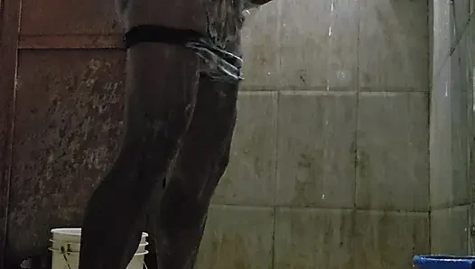 Senin için büyük yarağımla duş alırken bir video çektim