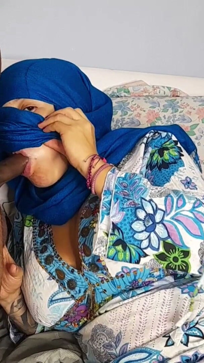 Arab woman in hijab sucks her perverted neighbor's black cock after he shows it to her on the balcony | Clip 1