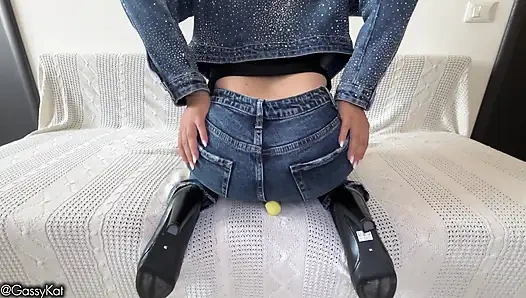 Winziger mann wird von riesin für furzen zerstört