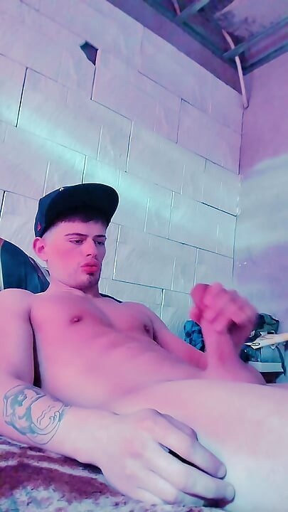 Masturbo-me no quarto do meu amigo até ejacular