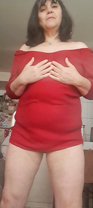 Macocha dotyka jej cipki