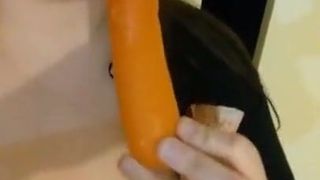 Charlotte - chupando zanahoria y deseando que sea tu polla