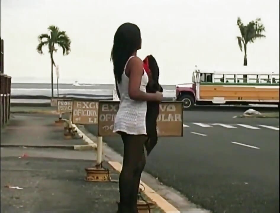 Crni par puši kurac i jebe se u guzicu... Trans žena u ljubavi