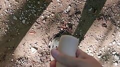 Fetter typ benutzt taschen-muschi auf einem öffentlichen trail