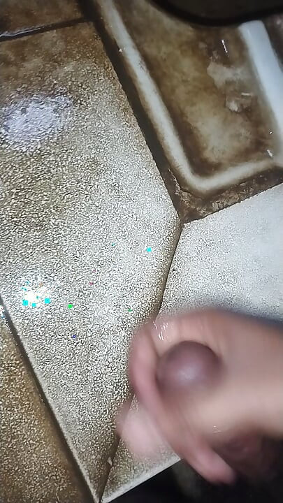 Land ka upar pani dalne ke baad khada ho gaya..