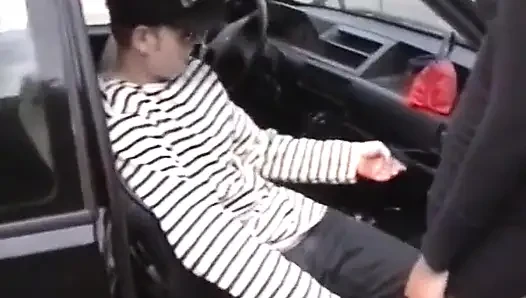 Ein kaputter Fahrer wird mitten in einer Industriezone von einem Taxi gefickt!