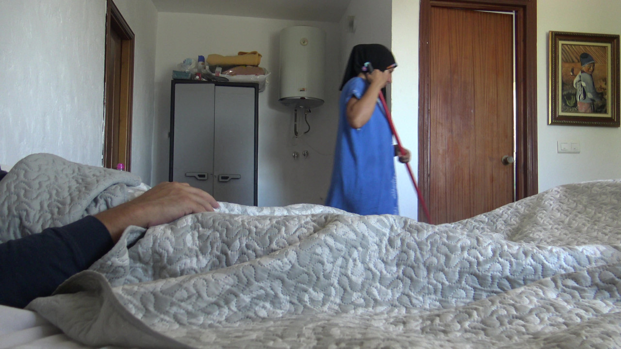 Real Amateur Cleaning Maid Gives Her First Rimjob And Swallows His Cum