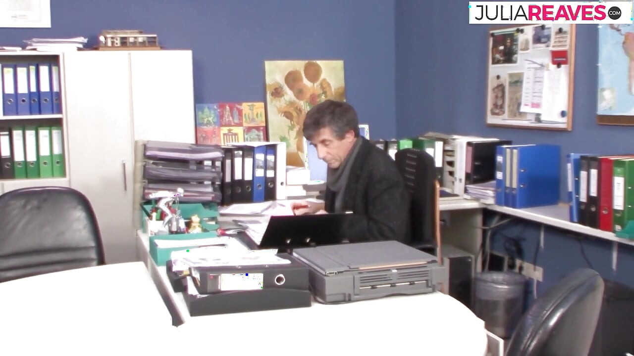 Plavuša puši monstruozni kurac, a zatim ga jako jaše na podu