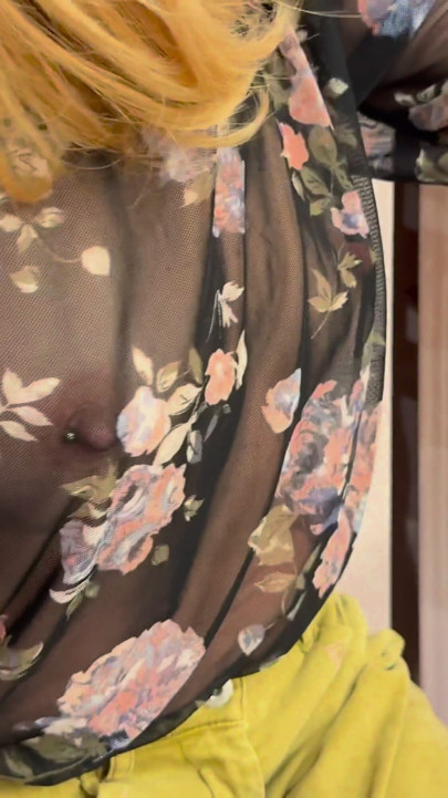 Ich teste meine neue durchsichtige Bluse im Café und zeige meine harten gepiercten Nippel in der Öffentlichkeit. | Clip 2