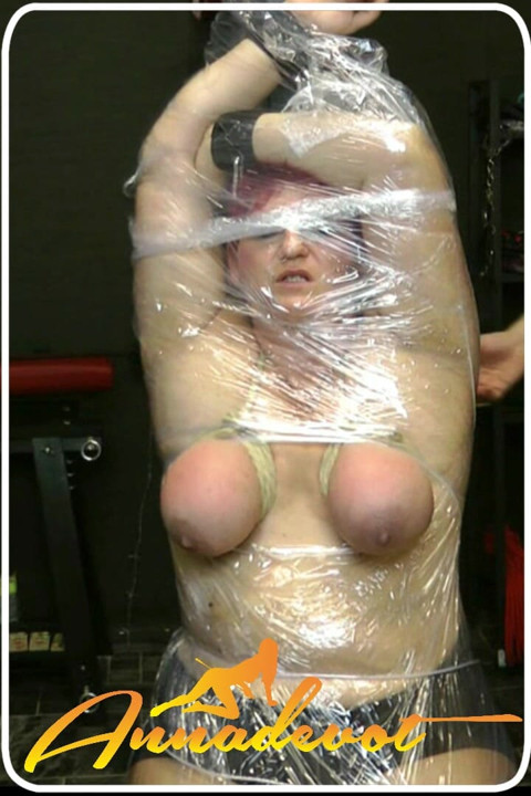 Tetas caídas atadas con una buena nalgada, mientras el resto está envuelto en papel de aluminio, no te imaginarás lo mojado que me pongo.