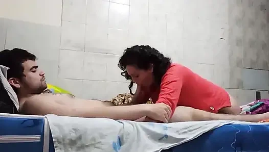 Скрытая Камера Для Шлюховатой Мачехи, Которая Хочет Поедать Член Своего Пасынки