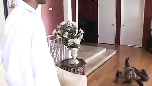 Симпатичная черная крошка сосет и трахается сочным черным хуем на диване и получает сперму