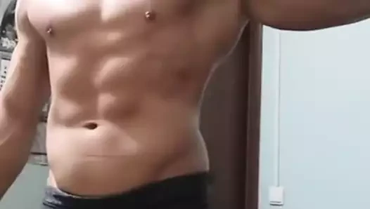 Polonyalı kaslı adam yapay penise atlıyor