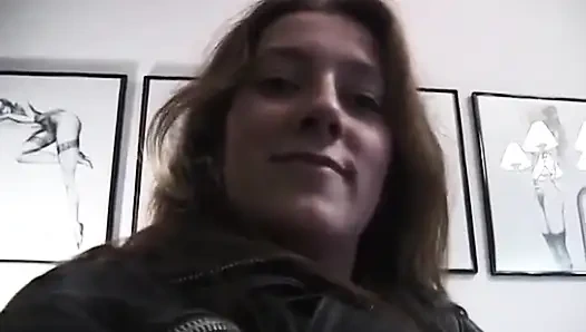 Büyük memeli orta yaşlı seksi kadın edepsiz amını tatmin ediyor