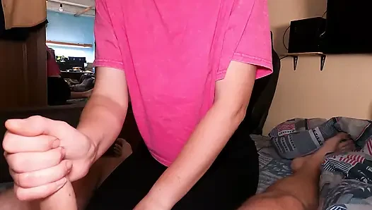 Üvey kız kardeşim çabucak yarağımı sıvazladı!