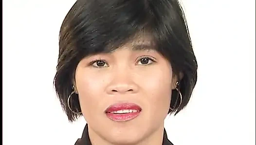 Asiatisches küken spielt mit ihrer fotze und bläst harten schwanz beim casting