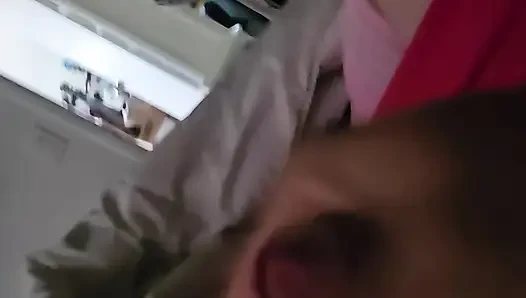 Güzel tırnaklarımı dölle boyatıyor