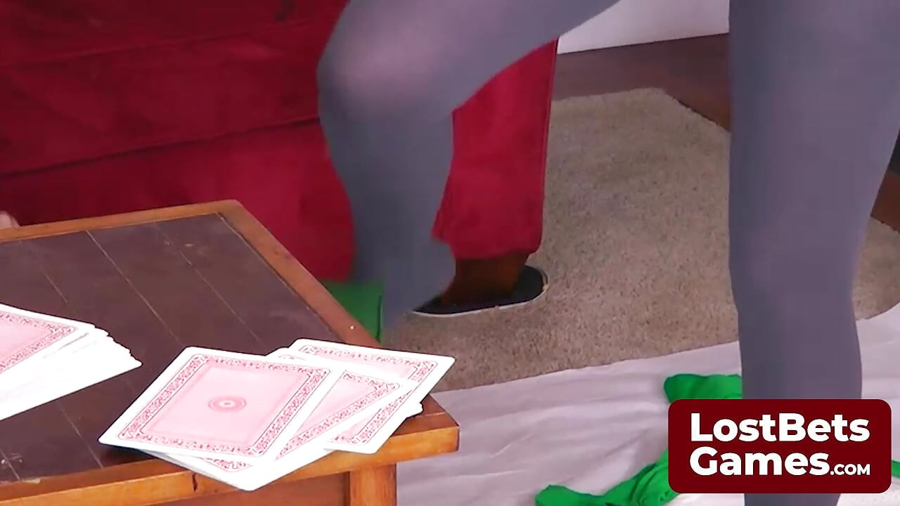 Vincent se alătură sexy Julie și Belle pentru un joc de cărți de mare