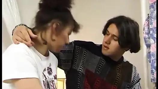İç çamaşırlı esmer kadın parmaklanıyor ve götten sikiliyor