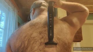 直熊展示修剪背毛。