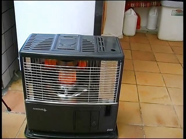 Morena adorável de peitinhos pequenos se masturbando e tendo a buceta estimulada com brinquedo em POV