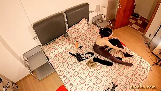 Sexy zwergin masturbiert mit großem dildo, der mehrere schichten in strumpfhosen trägt