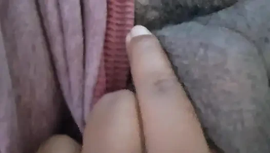 Papaz arkadaşının kocasının yarağını emiyor ve ağzına boşaltıyor.