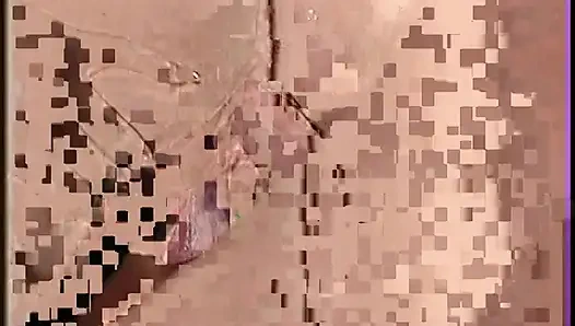 Бидонную чернокожую трахают кулаком в межрасовой оргии в тройничке