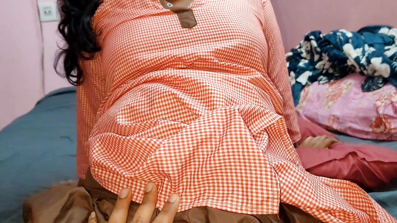 Χαριτωμένη ετεροθαλής αδερφή ζητά να γαμήσει το μουνί της και λατρεύει να ρουφάει μεγάλο ινδικό πούτσο