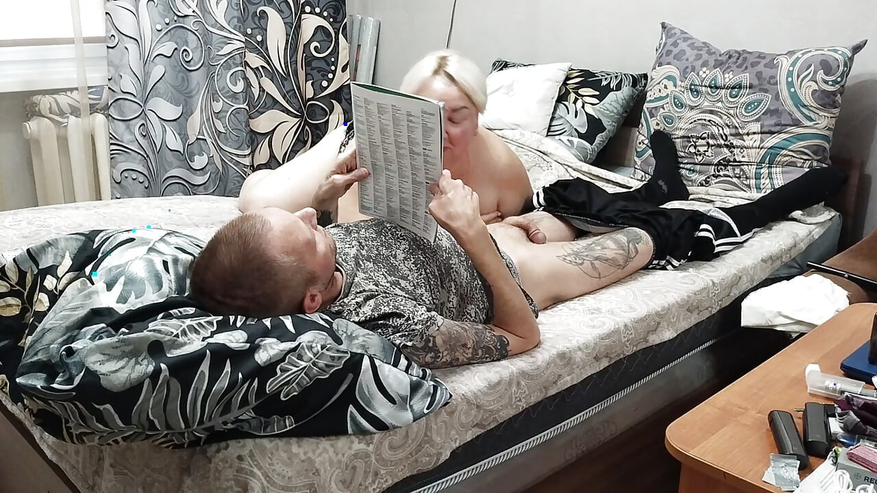 Djevojka puši porciju vruće sperme