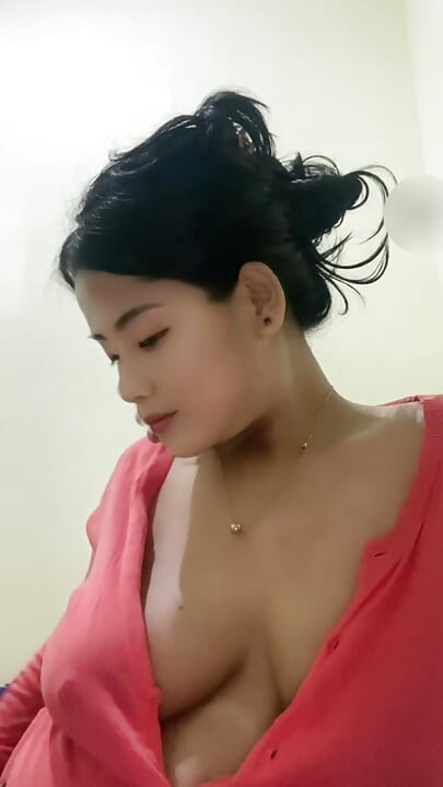 Ibu-ibu sange dengan toket besar lagi sendirian di rumah